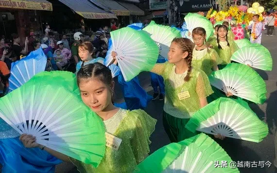 胡志明市华人元宵节被列入越南国家非物质文化遗产,华人开心庆祝