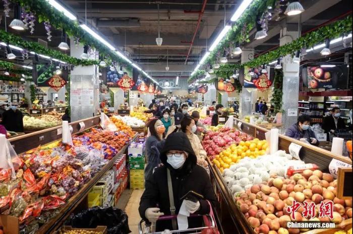 资料图:美国纽约法拉盛华人社区一家超市,民众排队购物。中新社记者 廖攀 摄
资料图:美国纽约法拉盛华人社区一家超市,民众排队购物。中新社记者 廖攀 摄