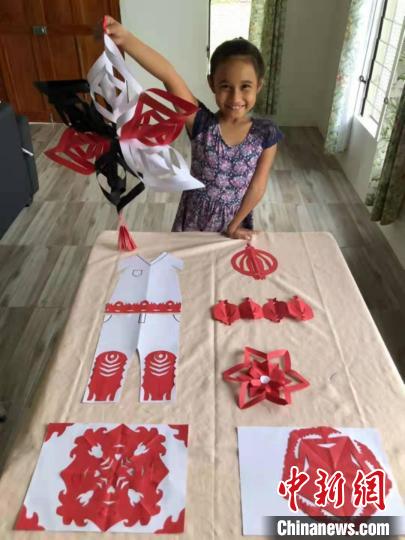 斐济逸仙学校的学员展示剪纸作品。　斐济逸仙学校提供