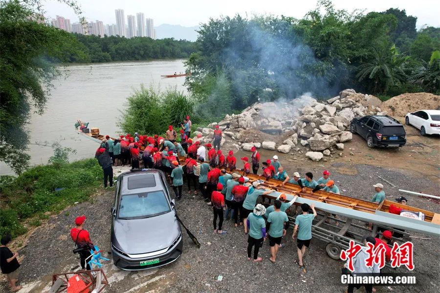 福建民间端午习俗——龙舟下水。<a target='_blank' data-cke-saved-href='http://www.chinanews.com/' href='http://www.chinanews.com/'>中新社</a>记者 王东明 摄 福建民间端午习俗——龙舟下水。<a target='_blank' data-cke-saved-href='http://www.chinanews.com/' href='http://www.chinanews.com/'>中新社</a>记者 王东明 摄