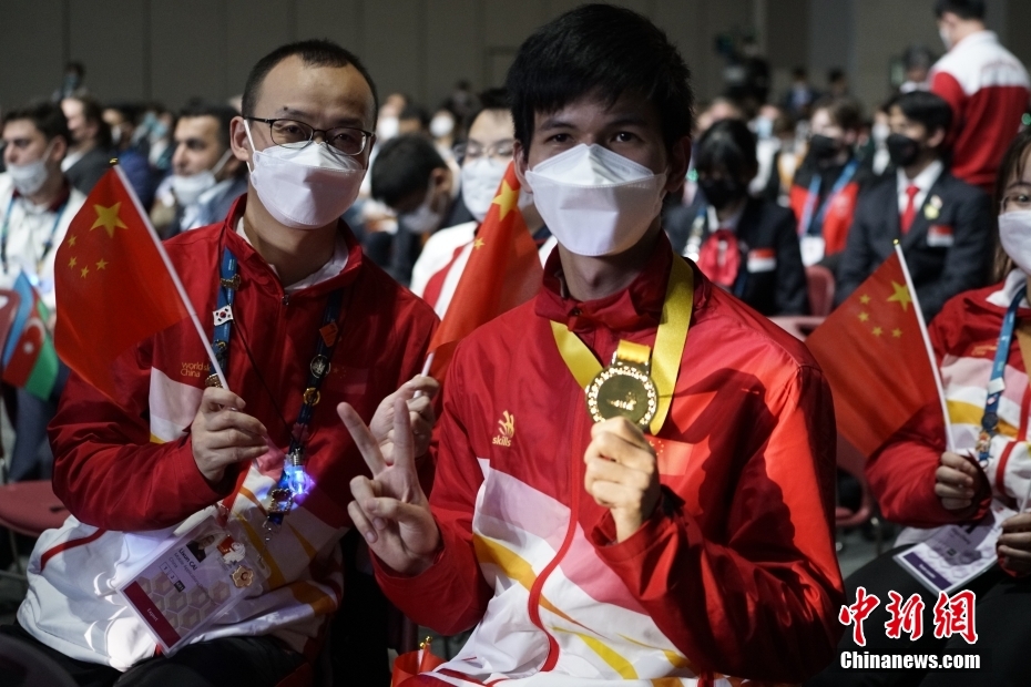 图为获得金牌的中国选手杨书明与指导专家蔡立勋合影。 <a target='_blank' data-cke-saved-href='http://www.chinanews.com/' href='http://www.chinanews.com/'>中新社</a>记者 刘旭 摄 图为获得金牌的中国选手杨书明与指导专家蔡立勋合影。 <a target='_blank' data-cke-saved-href='http://www.chinanews.com/' href='http://www.chinanews.com/'>中新社</a>记者 刘旭 摄