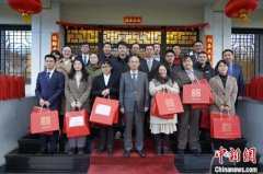 <b>中国驻比利时使馆为在比中国学子发放“新春暖心包”</b>