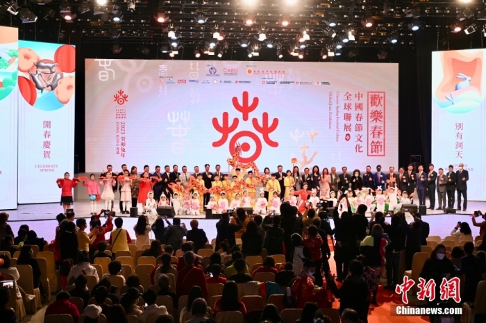 图为嘉宾与表演者合影。 <a target='_blank' data-cke-saved-href='//www.chinanews.com/' href='//www.chinanews.com/'>中新社</a>记者 李志华 摄 图为嘉宾与表演者合影。 <a target='_blank' data-cke-saved-href='//www.chinanews.com/' href='//www.chinanews.com/'>中新社</a>记者 李志华 摄