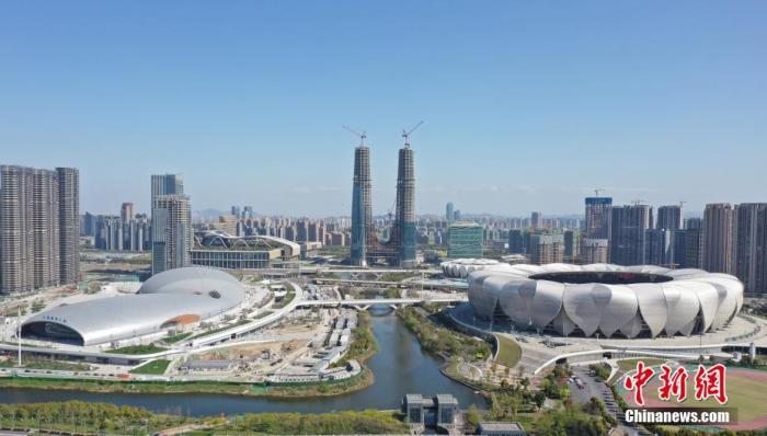 资料图:拍杭州亚运会主体育馆(右)、游泳馆(左)。目前,杭州2022年亚运会主体育馆、游泳馆以及综合训练馆已基本竣工。杭州亚运会期间,“亚运三馆”中的主体育场与游泳馆将承担篮球、游泳、跳水和花样游泳等比赛,综合训练馆则将承担集中训练及医疗、商务等功能。
<a target='_blank' data-cke-saved-href='//www.chinanews.com/' href='//www.chinanews.com/'>中新社</a>记者 王刚 摄 资料图:拍杭州亚运会主体育馆(右)、游泳馆(左)。目前,杭州2022年亚运会主体育馆、游泳馆以及综合训练馆已基本竣工。杭州亚运会期间,“亚运三馆”中的主体育场与游泳馆将承担篮球、游泳、跳水和花样游泳等比赛,综合训练馆则将承担集中训练及医疗、商务等功能。
<a target='_blank' data-cke-saved-href='//www.chinanews.com/' href='//www.chinanews.com/'>中新社</a>记者 王刚 摄
